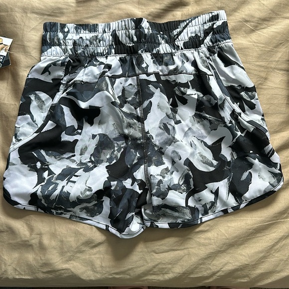 Avia running short - Picture 2 of 5